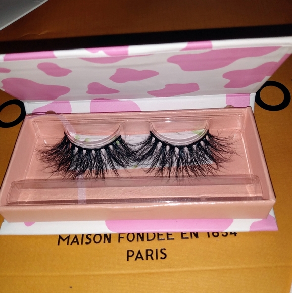 !! NEW RELEASE !! Hot Commodity Lashes - Picture 3 of 4